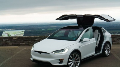 Компанія Tesla відкликає 11 тисяч кросоверів Model X