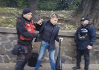 Під Радою протестувальники закидали яйцями нардепа від БПП (відео)