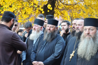 На «румунському» пікеті у Чернівцях «засвітились» отець Жар із священиками та активісти «Опоблоку»