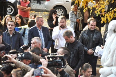 На «румунському» пікеті у Чернівцях «засвітились» отець Жар із священиками та активісти «Опоблоку»