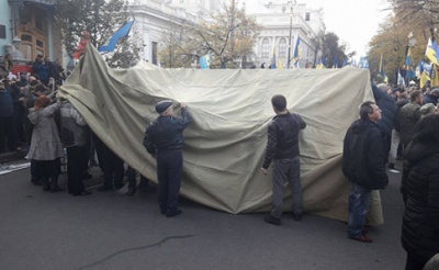 Луценко пообіцяв не зносити намети мітингувальників під ВР