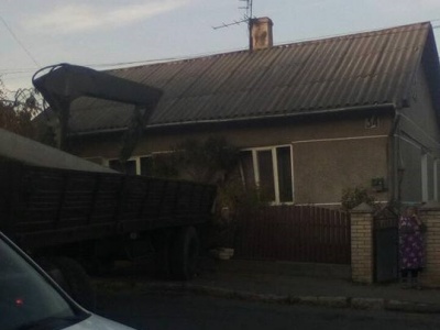 Вантажівка в'їхала в будинок у Чернівцях (ФОТО)