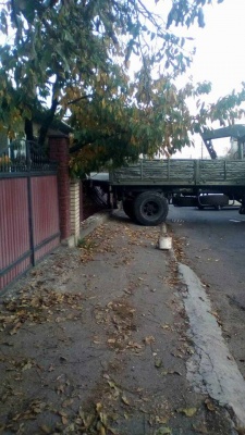 Вантажівка в'їхала в будинок у Чернівцях (ФОТО)