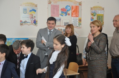 У Чернівцях міністр освіти відвідала урок у румунській гімназії (ФОТО)