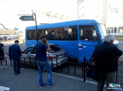 На Буковині зіткнулися маршрутка і «Ланос»: двох осіб госпіталізували