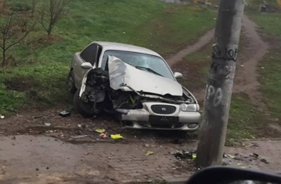 У Чернівцях п’яний водій врізався у паркан та електроопору: з’явилося відео ДТП