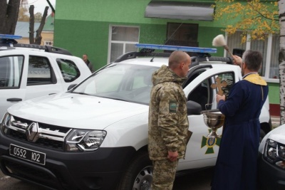 У Чернівцях прикордонникам передали для служби 9 автомобілів Renault Duster