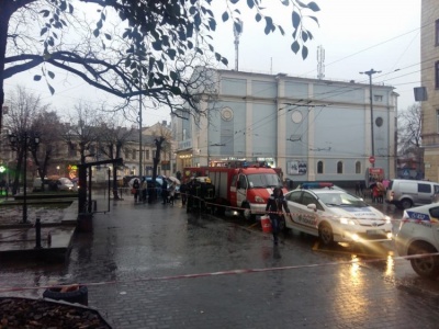 У Чернівцях перекрили частину тротуару в центрі міста через пошук вибухівки