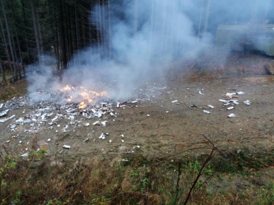 На Буковині контрабандисти, втікаючи від прикордонників, посеред лісу підпалили ящики з цигарками