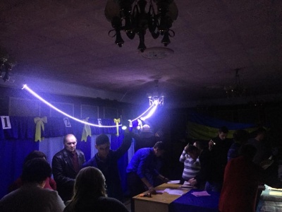 Вибори в ОТГ на Буковині: у Лужанах зникло світло, члени дільниці рахували голоси при гірляндах