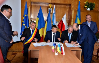 Буковинська громада підписала угоду про співпрацю з румунами і поляками