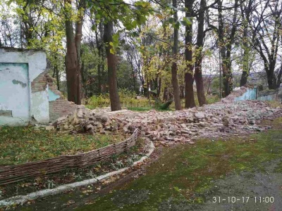 Обвалилася частина огорожі парку Резиденції в Чернівцях