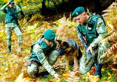 На кордоні затримали молдованина з каністрами спирту