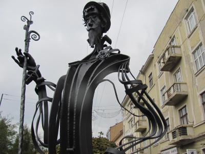 У центрі Чернівців встановили ковану скульптуру «Двірник з трояндами» (ФОТО)