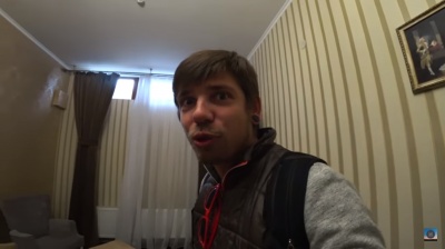«Це якийсь бункер!»: у Чернівцях київський блогер обурився через готельний номер без вікна