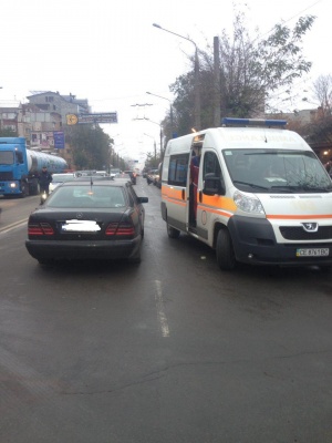 У Чернівцях пішохід потрапив під колеса іномарки: біля автовокзалу ускладнений рух транспорту