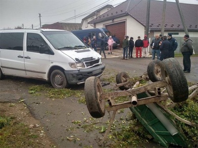 На Буковині підвода врізалась у мікроавтобус: двох осіб госпіталізували (ФОТО)