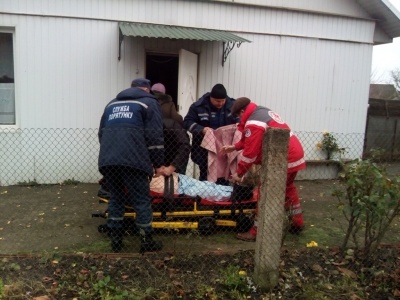 Рятувальники допомогли лікарям потрапити до будинку з хворою буковинкою