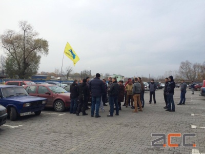 У Чернівцях група водіїв автомобілів на єврономерах пікетує приміщення митниці ДФС