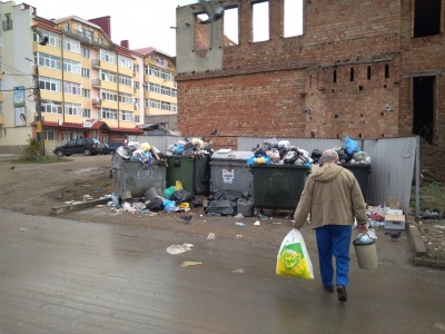 Сміттєва блокада: у Чернівцях, через акцію протесту в Садгорі, з окремих мікрорайонів не вивозять відходи