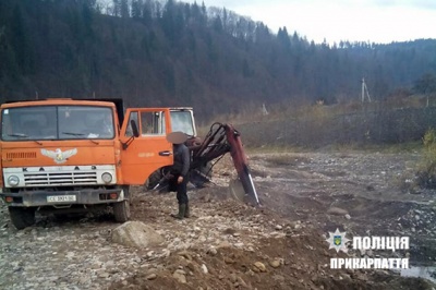 На Косівщині затримали двох буковинців, які крали гравій екскаватором і "КамАЗом"