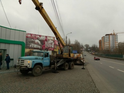 У Чернівцях комунальники демонтували незаконний білборд на вулиці Винниченка