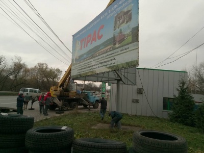 У Чернівцях комунальники демонтували незаконний білборд на вулиці Винниченка