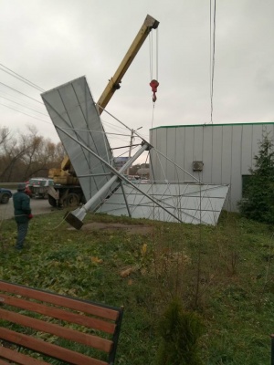 У Чернівцях комунальники демонтували незаконний білборд на вулиці Винниченка