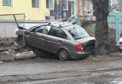 У Чернівцях автомобіль Hyundai на вулиці Чкалова врізався в огорожу: постраждали двоє пасажирок (ФОТО)