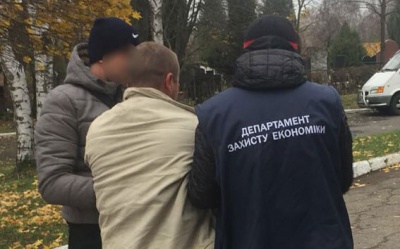 Вимагав 1200 доларів за сприяння в оренді: поліція оприлюднила подробиці затримання депутата