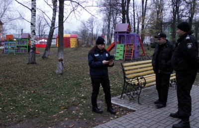 У Сторожинці у парку жителі виявили людський череп: поліція проводить слідчі дії (ФОТО)