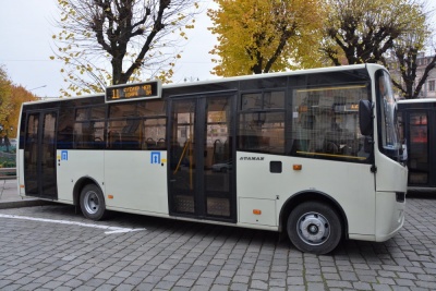 У Чернівцях презентували два нові автобуси, які курсуватимуть за маршрутами №11 і №12