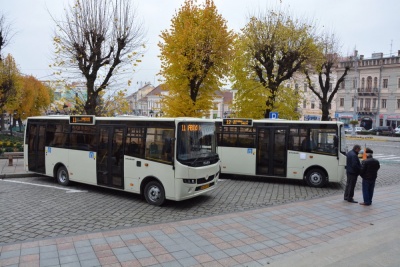 У Чернівцях презентували два нові автобуси, які курсуватимуть за маршрутами №11 і №12