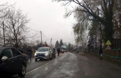 На трасі «Сторожинець-Чернівці» майже одночасно сталися дві ДТП: постраждало службове авто поліції