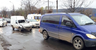 У Чернівцях на виїзді з міста зіткнулись два автомобілі: на Галицькому Шляху утворився затор (ФОТО)