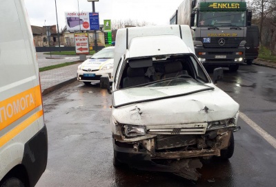 У Чернівцях на виїзді з міста зіткнулись два автомобілі: на Галицькому Шляху утворився затор (ФОТО)