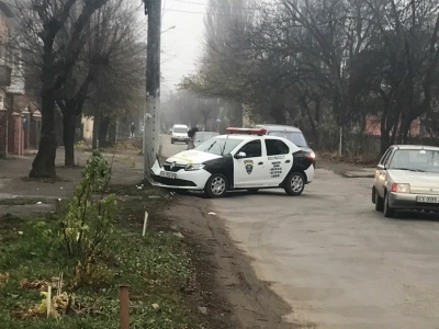 У Чернівцях машина служби охорони в'їхала у стовп (ФОТО)