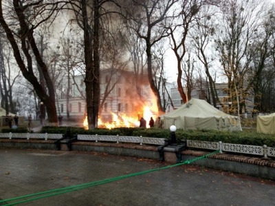 Під Верховною Радою згорів намет протестувальників