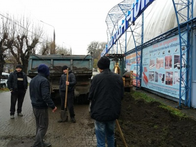 У Чернівцях біля «Льодового майданчика» знищили зелений газон: інспекція благоустрою склала протокол