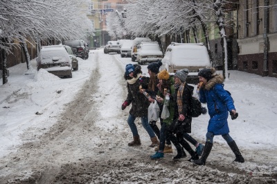 Мер Чернівців повідомив, які вулиці прибиратимуть від снігу в першу чергу