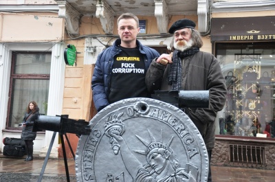 У Чернівцях епатажний митець Анатоль Федірко відкрив пам’ятник невідомому корупціонеру