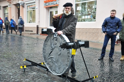 У Чернівцях епатажний митець Анатоль Федірко відкрив пам’ятник невідомому корупціонеру