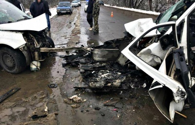 На Буковині дві автівки перетворились у брухт, зіткнувшись лоб у лоб: двох осіб госпіталізували