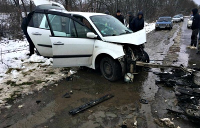 На Буковині дві автівки перетворились у брухт, зіткнувшись лоб у лоб: двох осіб госпіталізували