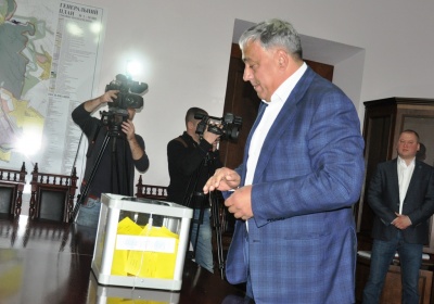 Каспрук голосував червоною ручкою, а депутати фотографували бюлетені: як обирали секретаря Чернівецької міськради