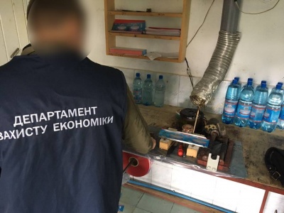 На Буковині поліція викрила підприємця, який незаконно видобував артезіанську воду