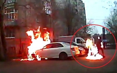 У Росії чоловік підпалив себе, намагаючись спалити чужий Mercedes (ВІДЕО)