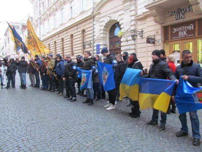 У Чернівцях група активістів пікетувала румунський культурний центр, заявивши, що знайшла «представника Путіна на Буковині»