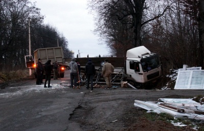 У Сторожинці на Буковині вантажівка виїхала на смугу зустрічного руху й опинилася в канаві