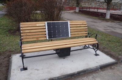 У містечку на Буковині встановили "сонячну" лавку з модулем для зарядки гаджетів